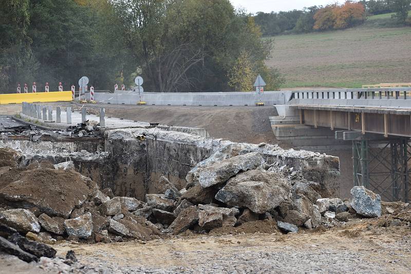 Bourání mostu i Mirotic.