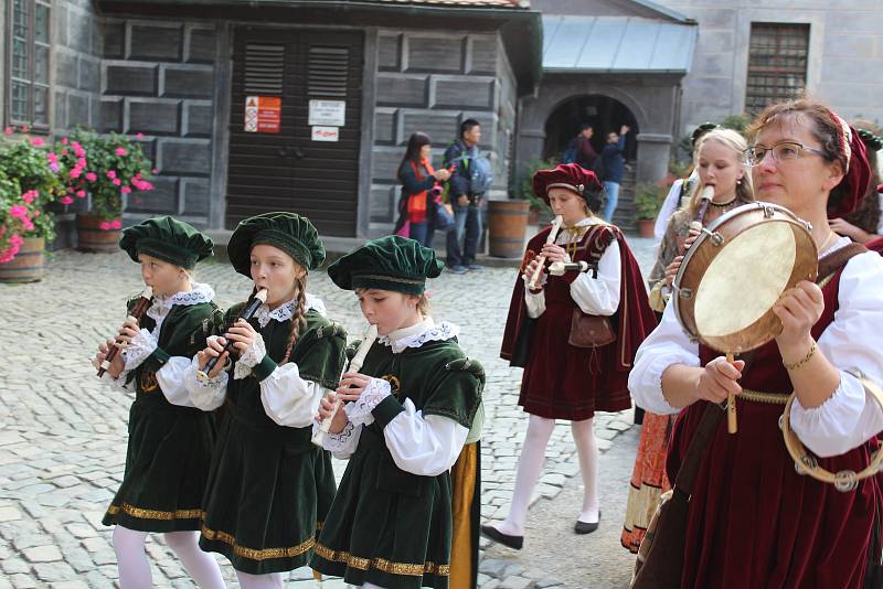 Historický kostýmovaný průvod ukončil v sobotu zámeckou sezonu v Českém Krumlově.