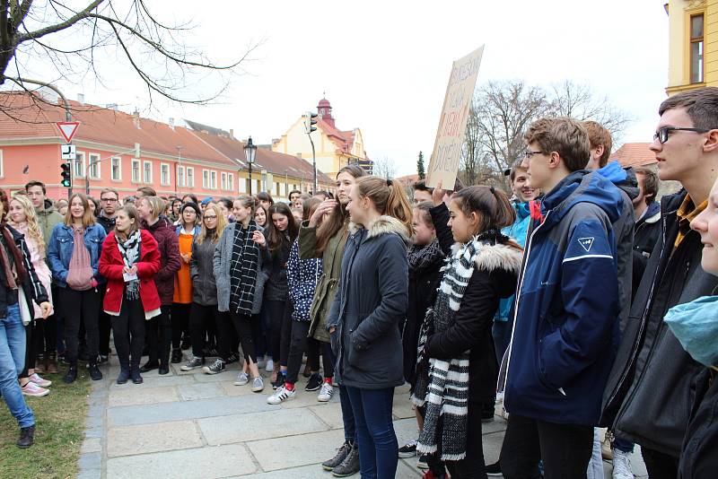 Studenti píseckého gymnázia se připojili k výstražné stávce Vyjdi ven!