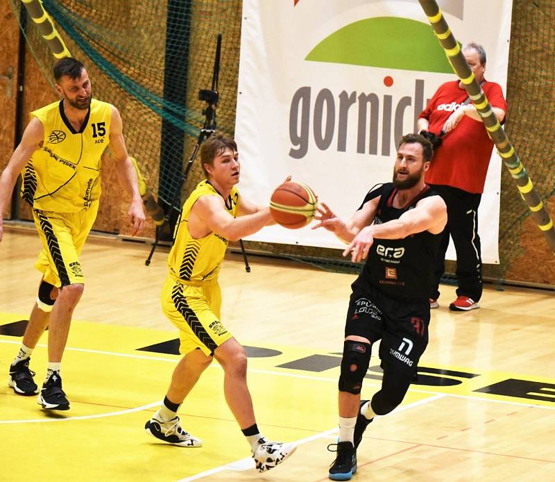 Osmifinále ČP: Sokol Sršni Písek - ERA  Basketball Nymburk 79:87.