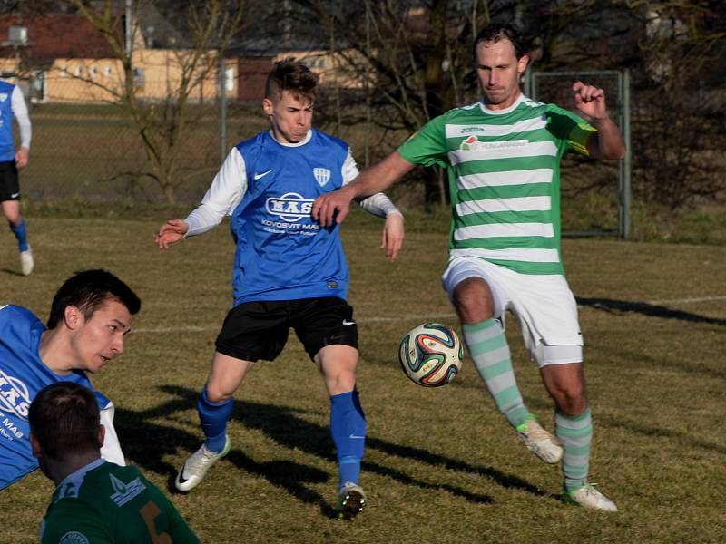 STOPER. Milan Brož (vpravo) odvrací balon před Filipem Bakulem.