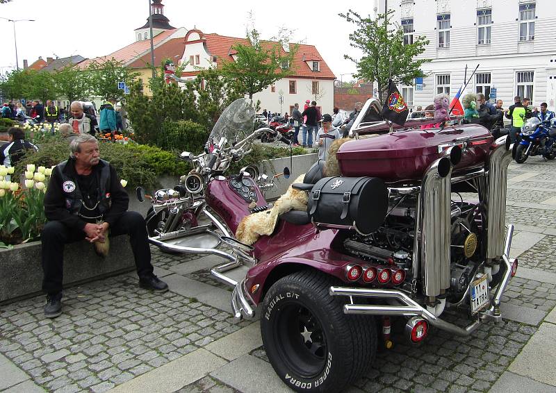 V pořadí 13. ročník Setkání motorkářů v Milevsku se uskutečnil v sobotu 7. května. Nechyběla tradiční modlitba v Kostele sv. Bartoloměje a žehnání mašinám na náměstí E. Beneše i společná vyjížďka na Zvíkov.