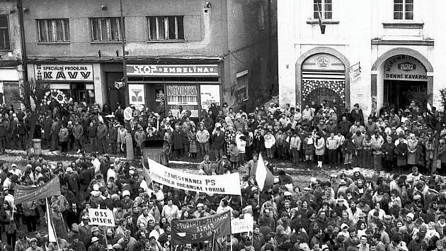 Generální stávka 27.listopadu 1989 na píseckém Velkém náměstí.