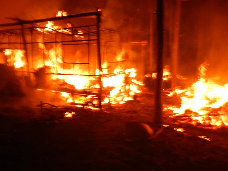 V kempu Radava hořelo jedenáct karavanů.