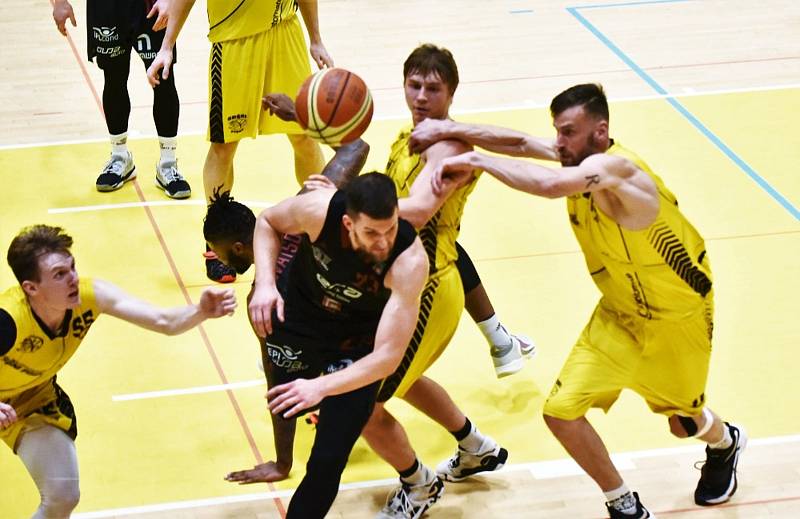 Osmifinále ČP: Sokol Sršni Písek - ERA  Basketball Nymburk 79:87.