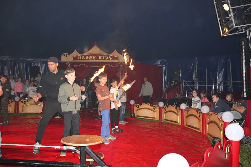 Cirkus Happy kids se školáky v Záhoří.