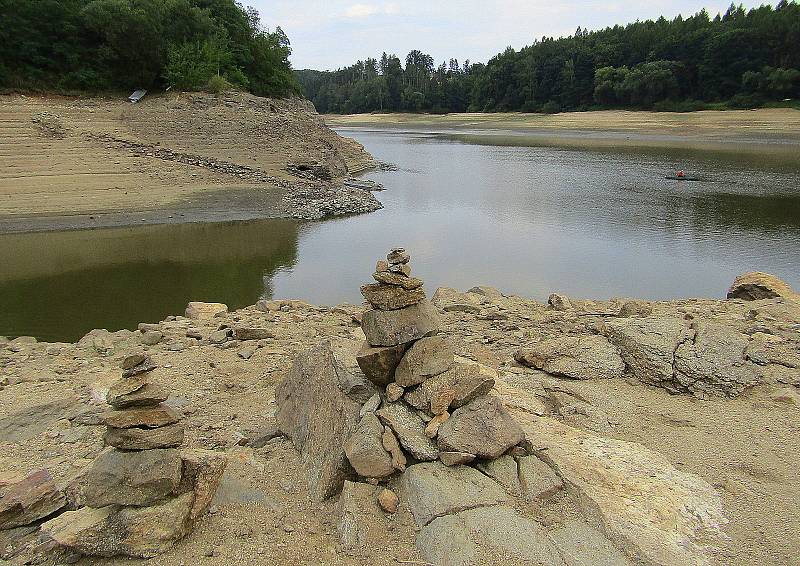 Přehradní nádrž Orlík na Vltavě u Podolského mostu v úterý 30. srpna. Hladina klesla více jak 12 metrů a odhalila řadu skrytých pokladů