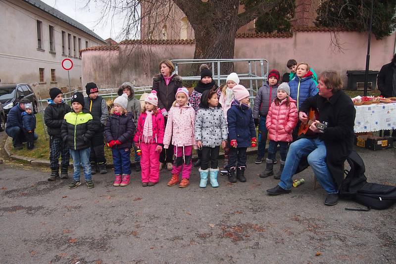 První adventní jarmark v Orlíku nad Vltavou.