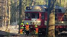 Na apríla u Čimelic na Písecku v důsledku silného větru spadl strom na koleje a narazil do něho osobní vlak. Hasiči nejdříve evakuovali cestující a pak cestu uvolnili.