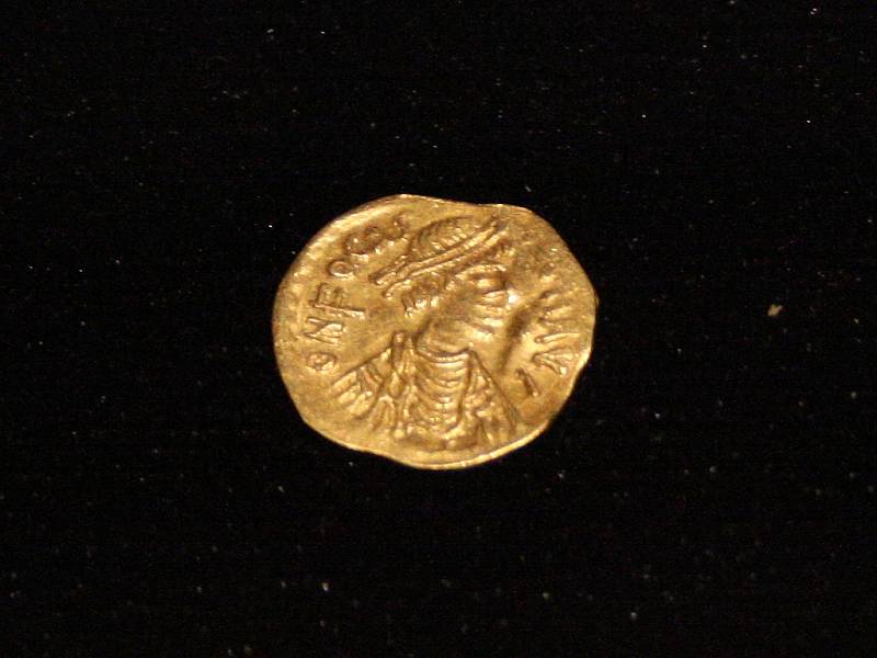 Výstava zlatých mincí v Prácheňském muzeu - tremissis byzantského císaře Phocase, který vládl v 7. století. Mince byla ražena v mincovně v Constantinopoli.