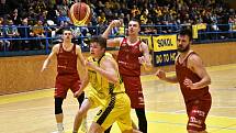 Písečtí basketbalisté (ve žlutém) v závěrečném utkání nadstavbové části I. ligy porazili Svitavy 89:75 a do play off půjdou z první příčky.