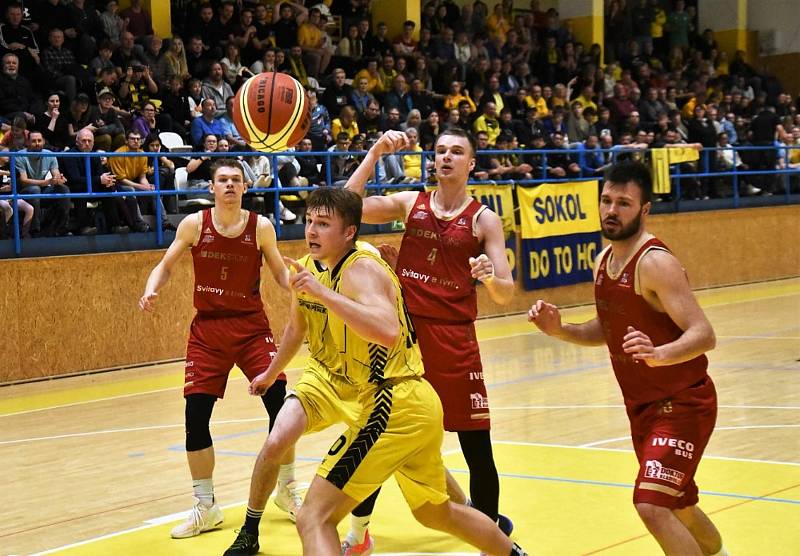 Písečtí basketbalisté (ve žlutém) v závěrečném utkání nadstavbové části I. ligy porazili Svitavy 89:75 a do play off půjdou z první příčky.