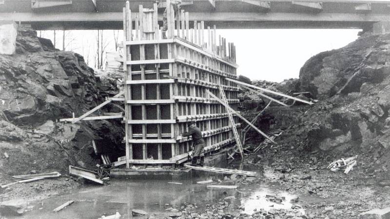 Žďákovský most spojuje břehy Vltavy už 55 let.