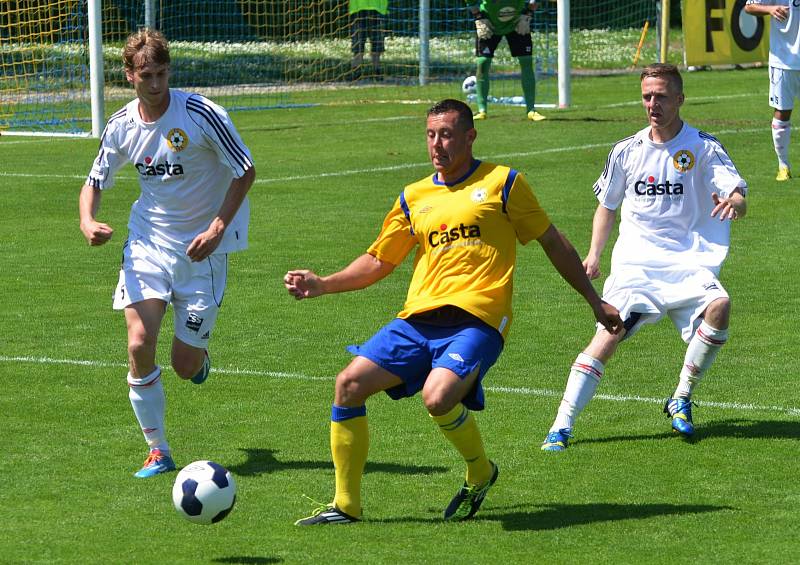 PÍSEK PORAZIL BENEŠOV 6:3. Miroslav Slepička mezi protihráči z Benešova.