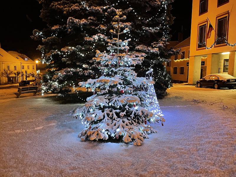 Vánoční strom v Miroticích.
