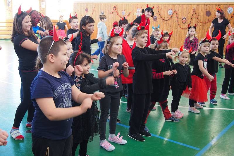 Čertovská zumba ve školní družině v Záhoří.