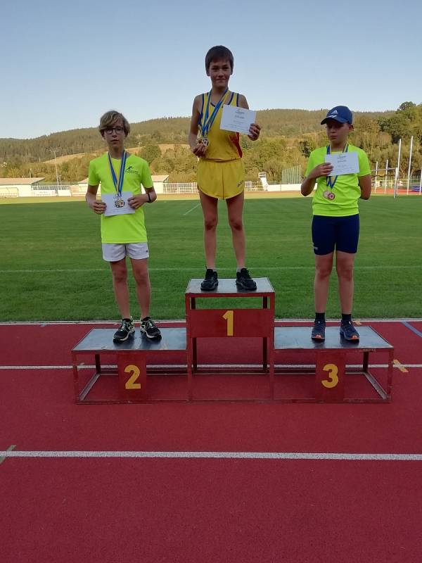 Pořadí na stupních vítězů: 1. Matěj Bouška, TJ Chyšky, 2. Filip Krejčí, Atletika Prachatice, 3. Jakub Hojdar, Atletika Prachatice