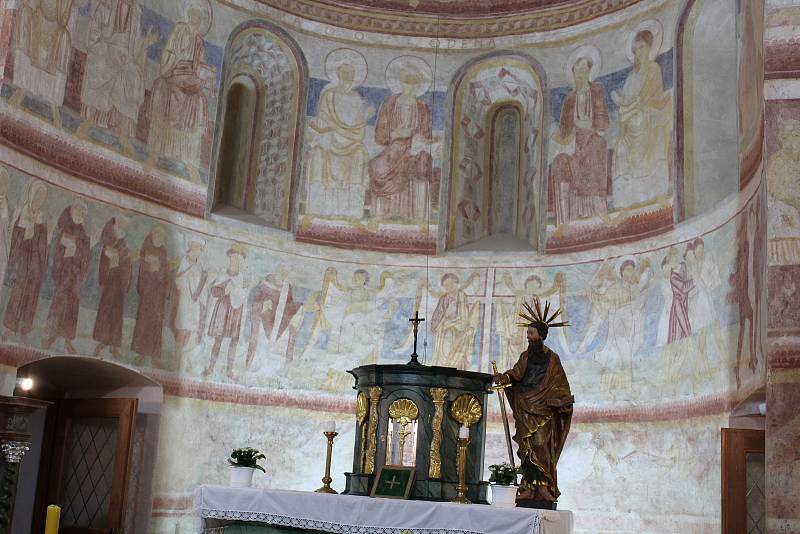 Kostel sv. Petra a Pavla v Albrechticích nad Vltavou.