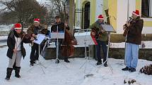 Kamarádi z Temešváru zahráli na křenovickém adventním jarmarku.