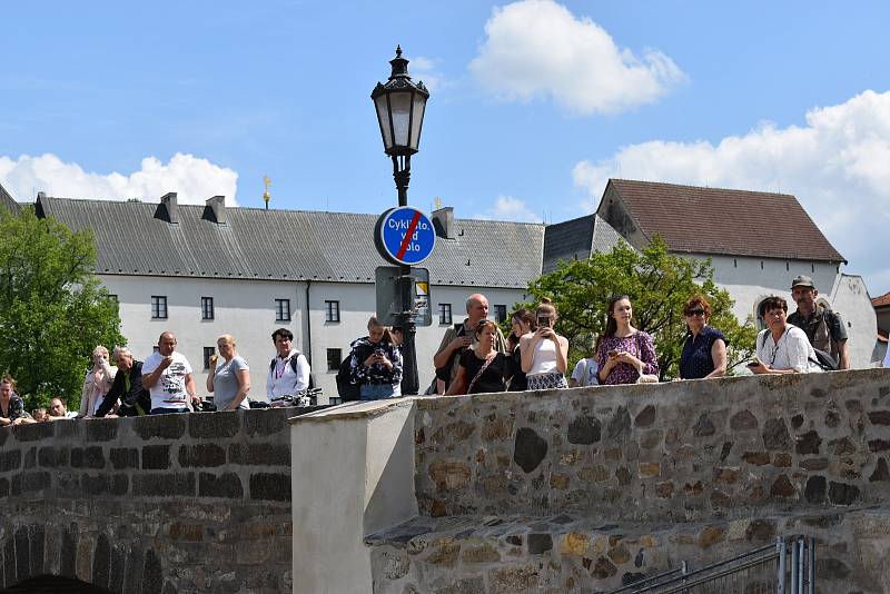 Vernisáž obřích pískových soch na náplavce řeky Otavy.