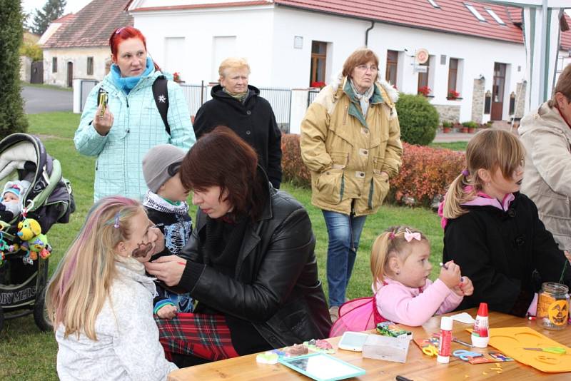 Halloweenské strašení u rybníka na návsi ve Varvažově.