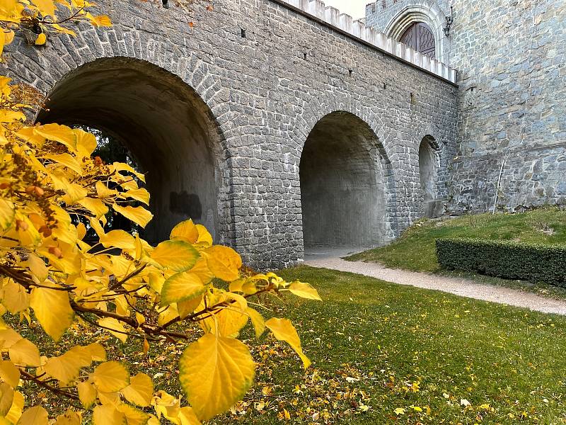 Podzimní krajina kolem zámku láká k vycházkám.