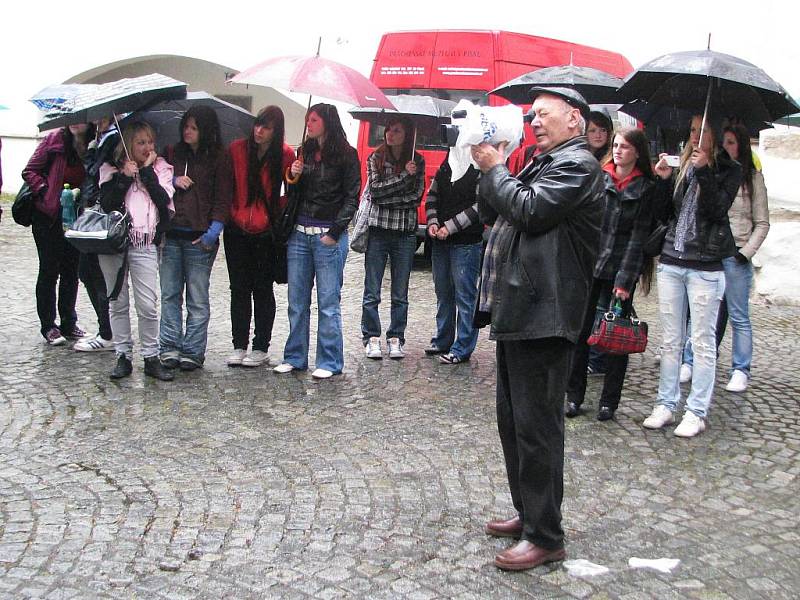 Páteční pasování studentů třetího ročníku na Obchodní akademii v Písku.