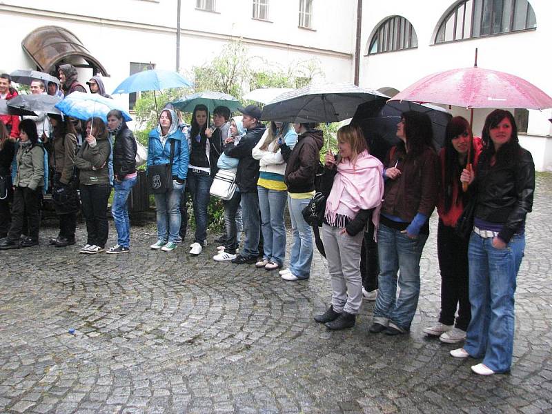 Páteční pasování studentů třetího ročníku na Obchodní akademii v Písku.