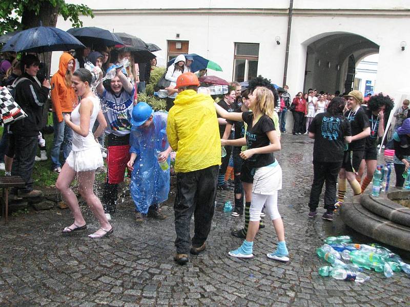 Páteční pasování studentů třetího ročníku na Obchodní akademii v Písku.