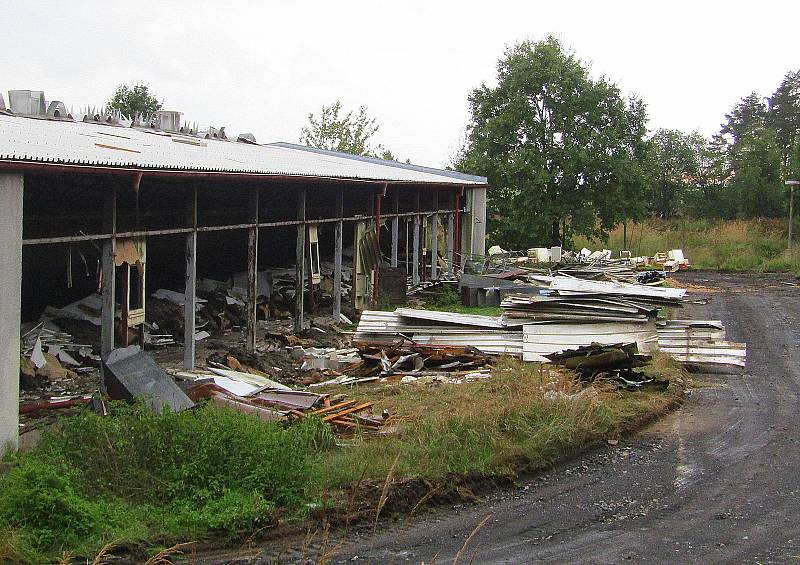 V Letech na Písecku pomalu končí demolice staré velkokapacitní výkrmy vepřů, která zasahovala do místa bývalého romského koncentračního tábora z 2. světové války. V areálu má vyrůst důstojný Památník holokaustu Romů a Sintů v Čechách.