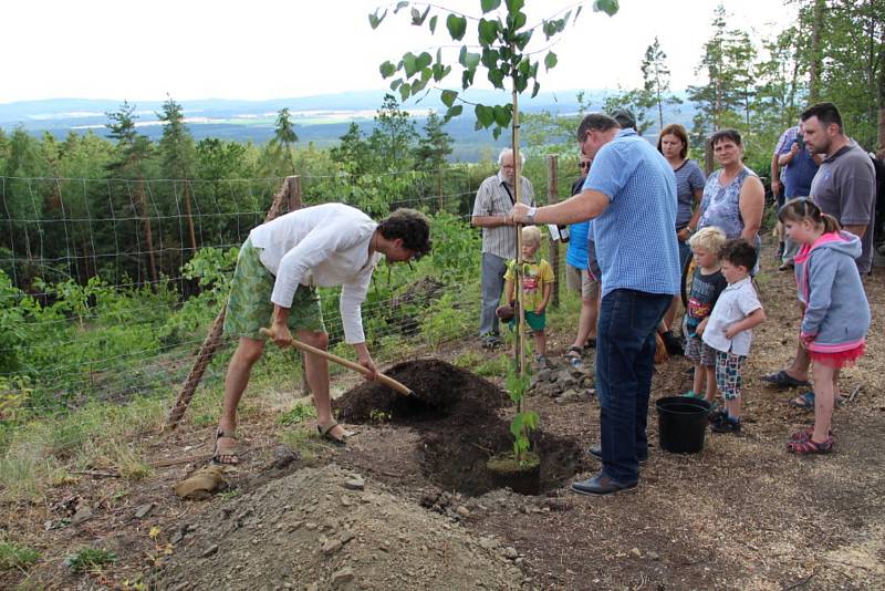 Slavnostní setkání na hoře Tábor u Nemějic s uctěním památky Mistra Jana Husa.