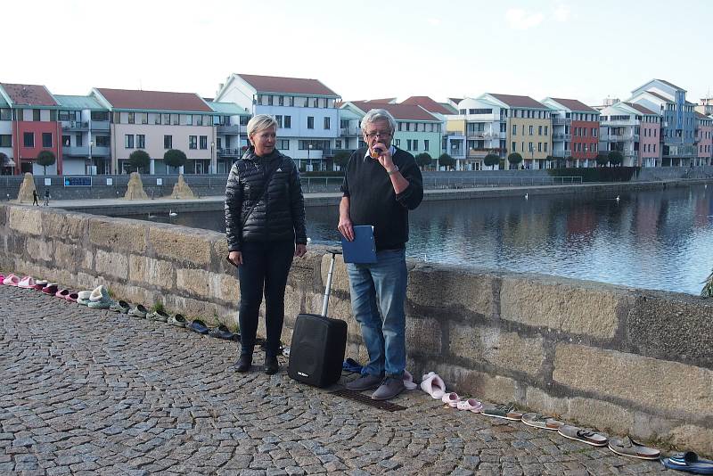 Celostátní akce Papučový den v Písku. Papučový řetěz na Kamenném mostě.