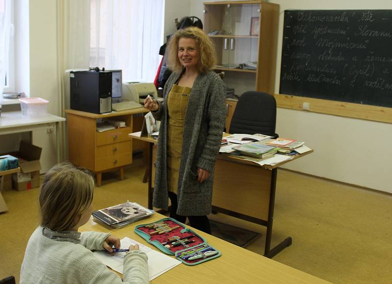Žáci ZŠ v Orlíku nad Vltavou se učí v náhradních prostorách. Na snímku je s dětmi ředitelka školy Kateřina Pontová.