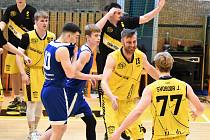 Basketbalisté Písku (ve žlutém) po úspěšně zvládnutém finále I. ligy proti Basketu Brno U23 nyní budou bojovat v baráži o účast v nejvyšší soutěži proti Hradci Králové.
