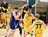 Basketbalisté Písku (ve žlutém) po úspěšně zvládnutém finále I. ligy proti Basketu Brno U23 nyní budou bojovat v baráži o účast v nejvyšší soutěži proti Hradci Králové.