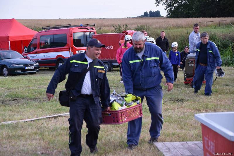 Dětská noční soutěž hasičů o pytel bonbonů.