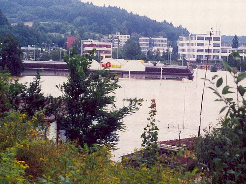 Písek, 13. srpna 2002, 8:10 – pohled od Pakšovky k Jitexu. Zatopené zahradnictví a supermarket Big Billa.