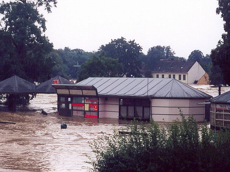 Písek, 13. srpna,  2002, 9:00 – pohled z Fügnerova náměstí na zatopené kiosky u starého mostu. 