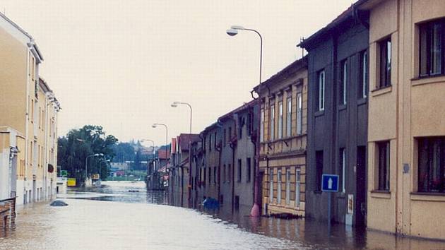  Písek 13. srpna 2002, 8:15 – pohled na zatopenou Hradišťskou ulici.