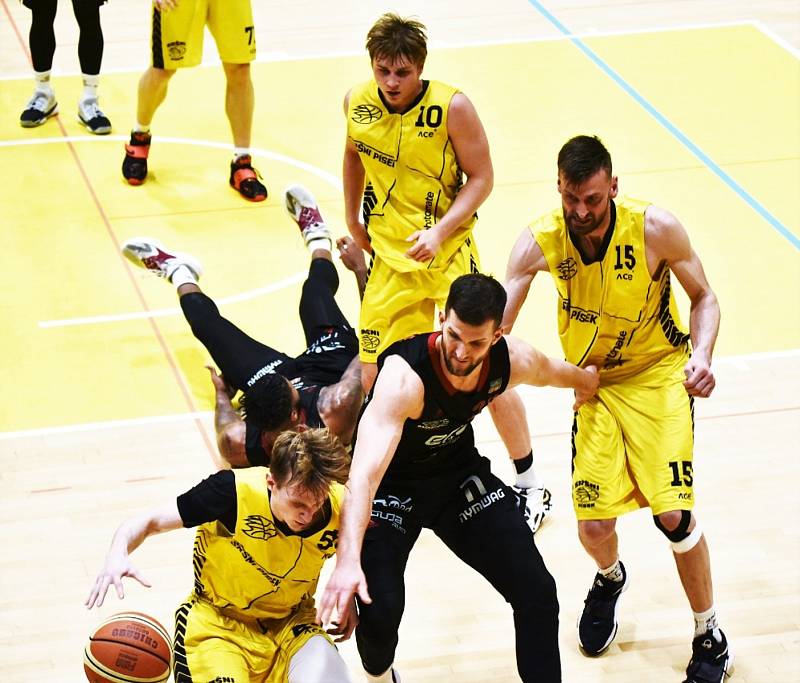 Osmifinále ČP: Sokol Sršni Písek - ERA  Basketball Nymburk 79:87.