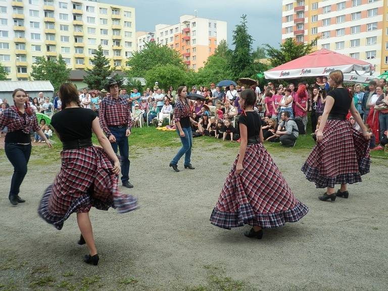 Taneční show po širým nebem. 