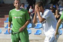 Takto litoval zahozených gólových šancí domácí útočník Adam Klavík (vlevo od něho je hostující Šmrha) v zápase třetí fotbalové ligy, ve kterém Písek remizoval s Karlovými Vary 0:0. 