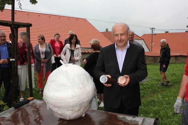 Kostel svatého Ondřeje v Radobytcích. Slavnostní instalování makovice s tubusem, ve kterém je odkaz pro další generace, na novou báň kostelní věže.