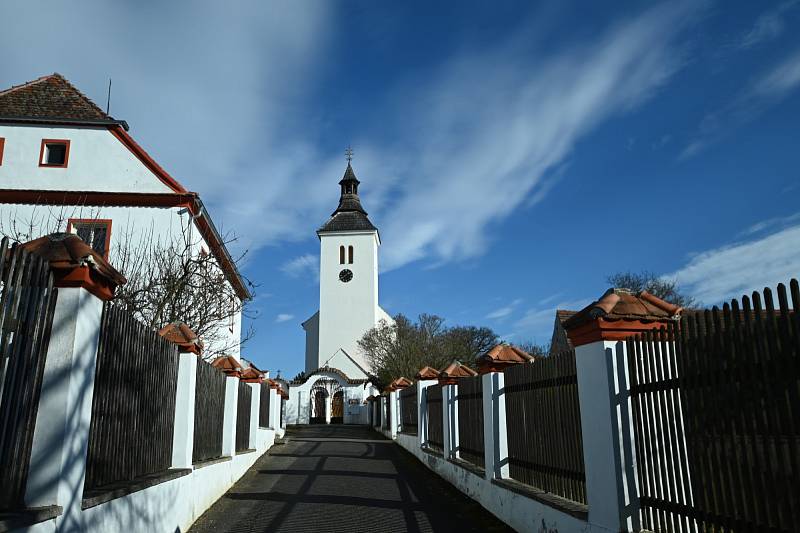 Kapličkový hřbitov jezdí do Albrechtic obdivovat lidé z celé republiky.