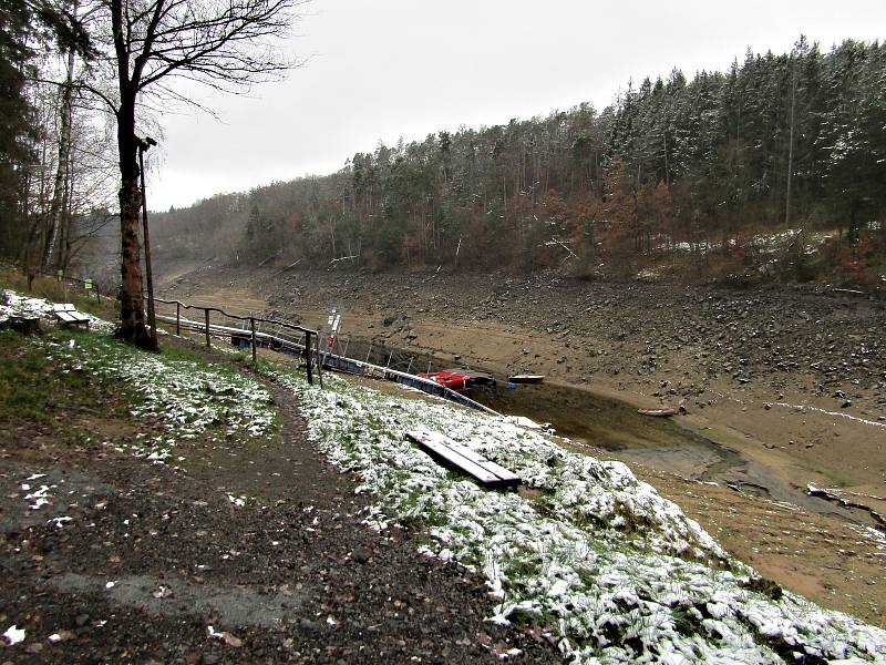 Přehrada Orlík bez vody u mariny a v podzámčí v sobotu 3. prosince 2022