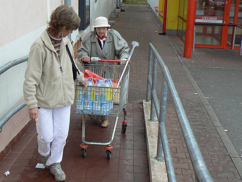 Františka Palečková, doktorka přírodních věd, nyní klientka Domu s pečovatelskou službou Domovinka v Písku. Na nákupu se svou asistentkou a pečovatelkou Ivou Markvartovou.