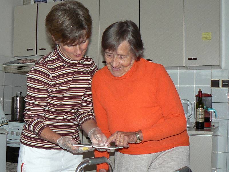 Bývalá vychovatelka dětí a zakladatelka dívčího oddílu skautů v Písku Libuše Franců (85). Nyní klientka Domu s pečovatelskou službou Domovinka v Písku. Na snímku se svou asistentkou a pečovatelkou Ivou Markvartovou.