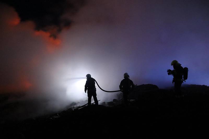 Požár skládky Vydlaby u Smrkovic.