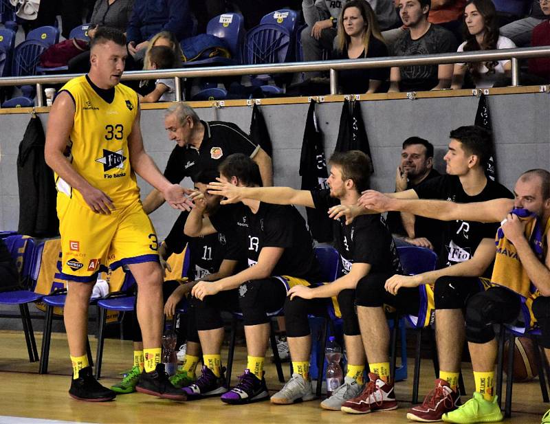 Jihočeské derby skončilo výhrou basketbalistů Jindřichova Hradce 101:80.