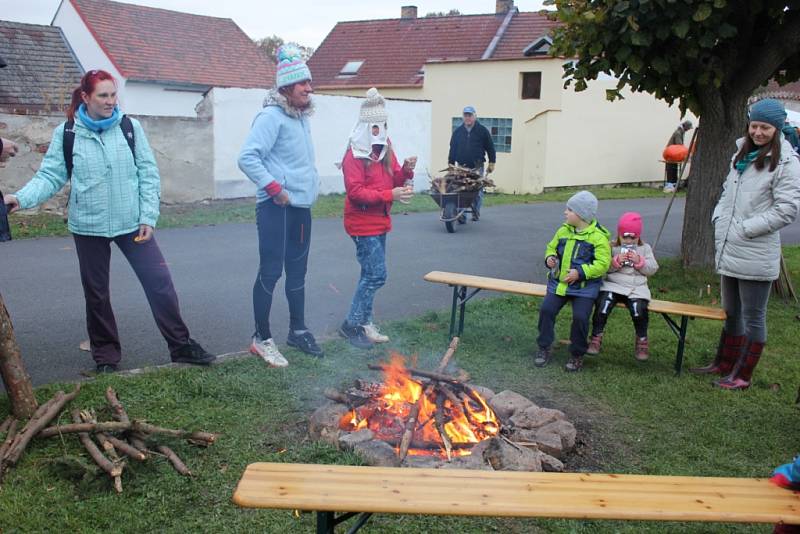 Halloweenské strašení u rybníka na návsi ve Varvažově.